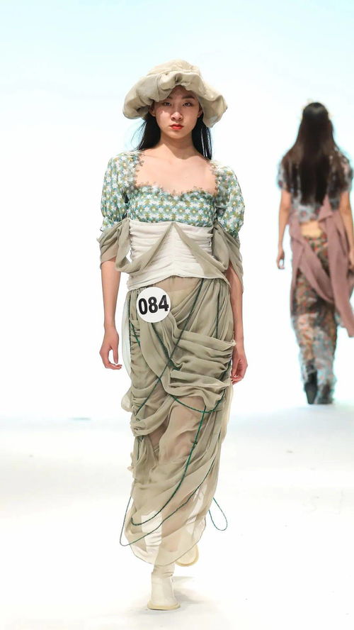 東華大學(xué)2017級(jí)服裝設(shè)計(jì)專業(yè)畢業(yè)秀 一場(chǎng)關(guān)于傳承、思辨與未來(lái)的時(shí)尚對(duì)話