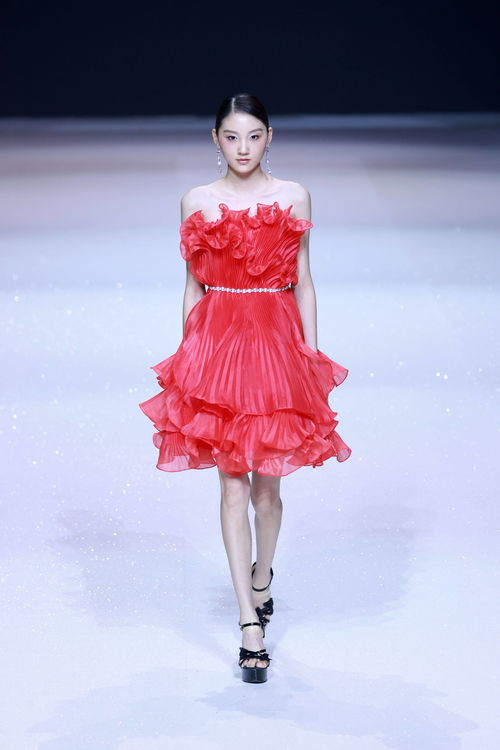 插畫幻鏡 蔡彪在京時(shí)裝發(fā)布，以筆觸為線，織就流動(dòng)的霓裳詩(shī)篇